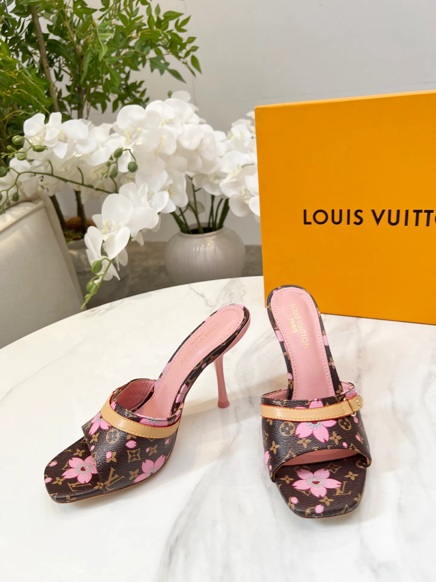 👟👟Ex-factory price 440👟👟 LV new denim kitten heel slippers 2025 summer must-have for goddesses, original replica, super comfortable on the feet. Show off the queen's temperament, the heel height is 9.5CM, which shows your temperament without being tiring. Leather outsole. Standard code: 35-42 (41 and 42 codes are customized, non-returnable and non-exchangeable)